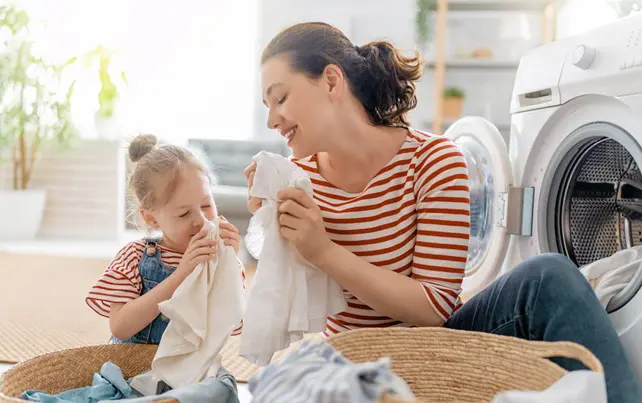 ozonizzatore per lavatrice mamma e figlia con bucato pulito e sanificato