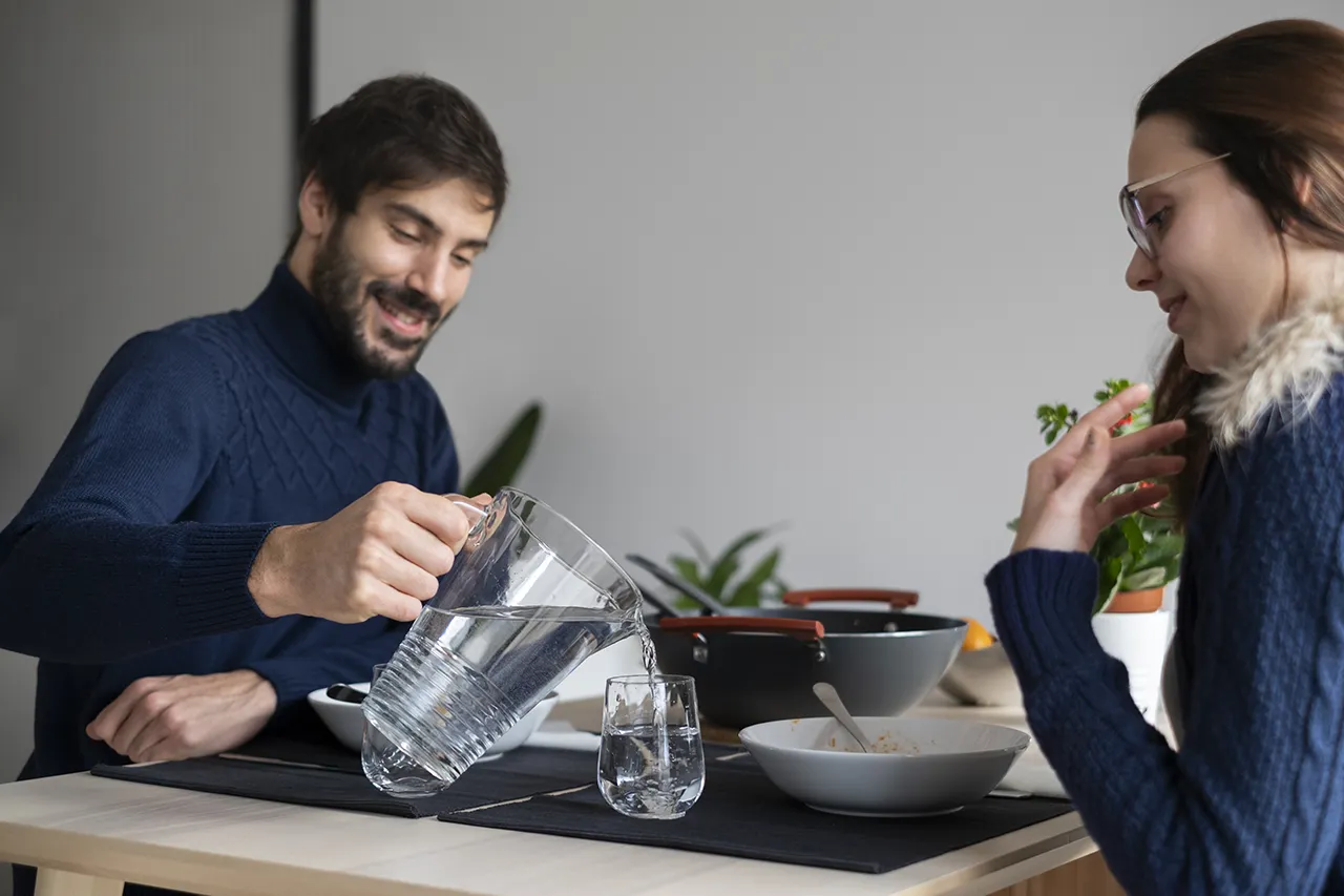 coppia di ragazzi bevono acqua purificata durante un pranzo coppia di ragazzi bevono acqua purificata durante un pranzo